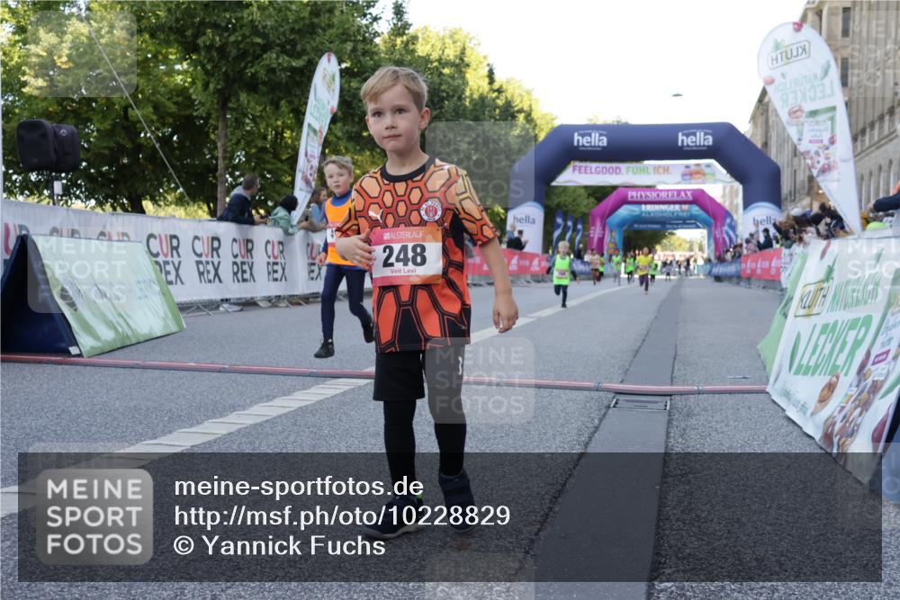 06.09.2026 - CURREX Alsterlauf Yannick Fuchs http://msf.ph/oto/10228829 06.09.2026 10:55:44 Ziel 237, 248, 295, 305, 335, 342, 344, 410, 8169 meine-sportfotos.de