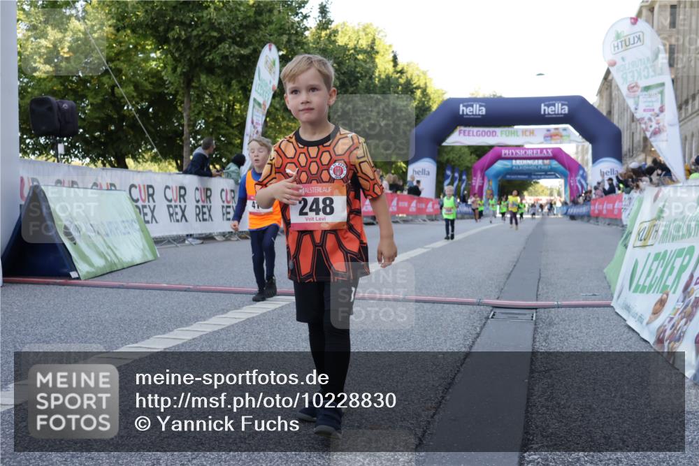 06.09.2026 - CURREX Alsterlauf Yannick Fuchs http://msf.ph/oto/10228830 06.09.2026 10:55:44 Ziel 237, 248, 295, 305, 335, 342, 344, 410, 8169 meine-sportfotos.de