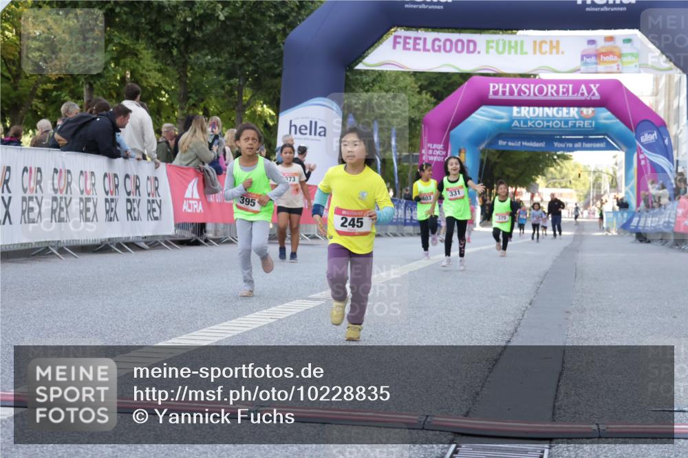 06.09.2026 - CURREX Alsterlauf Yannick Fuchs http://msf.ph/oto/10228835 06.09.2026 10:55:51 Ziel 245, 366, 395, 410 meine-sportfotos.de