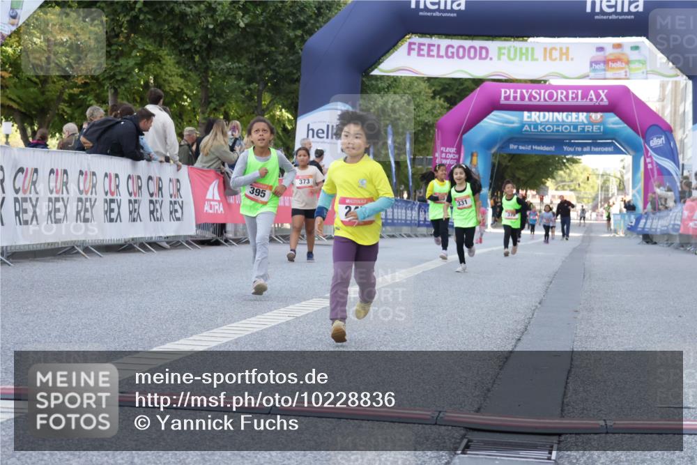 06.09.2026 - CURREX Alsterlauf Yannick Fuchs http://msf.ph/oto/10228836 06.09.2026 10:55:51 Ziel 245, 366, 395, 410 meine-sportfotos.de
