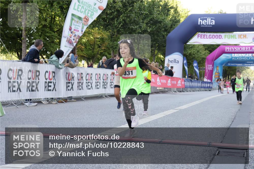 06.09.2026 - CURREX Alsterlauf Yannick Fuchs http://msf.ph/oto/10228843 06.09.2026 10:55:56 Ziel 245, 331, 366, 373, 395, 403 meine-sportfotos.de
