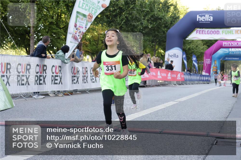 06.09.2026 - CURREX Alsterlauf Yannick Fuchs http://msf.ph/oto/10228845 06.09.2026 10:55:56 Ziel 245, 331, 366, 373, 395, 403 meine-sportfotos.de