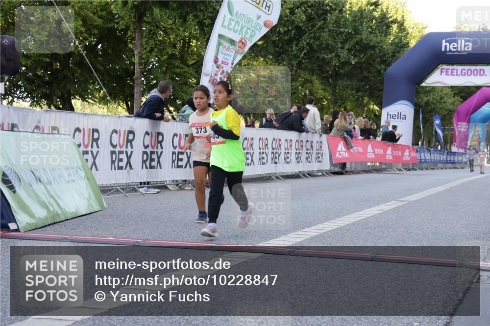 06.09.2026 - CURREX Alsterlauf Yannick Fuchs http://msf.ph/oto/10228847 06.09.2026 10:55:58 Ziel 245, 331, 373, 375, 395, 403 meine-sportfotos.de