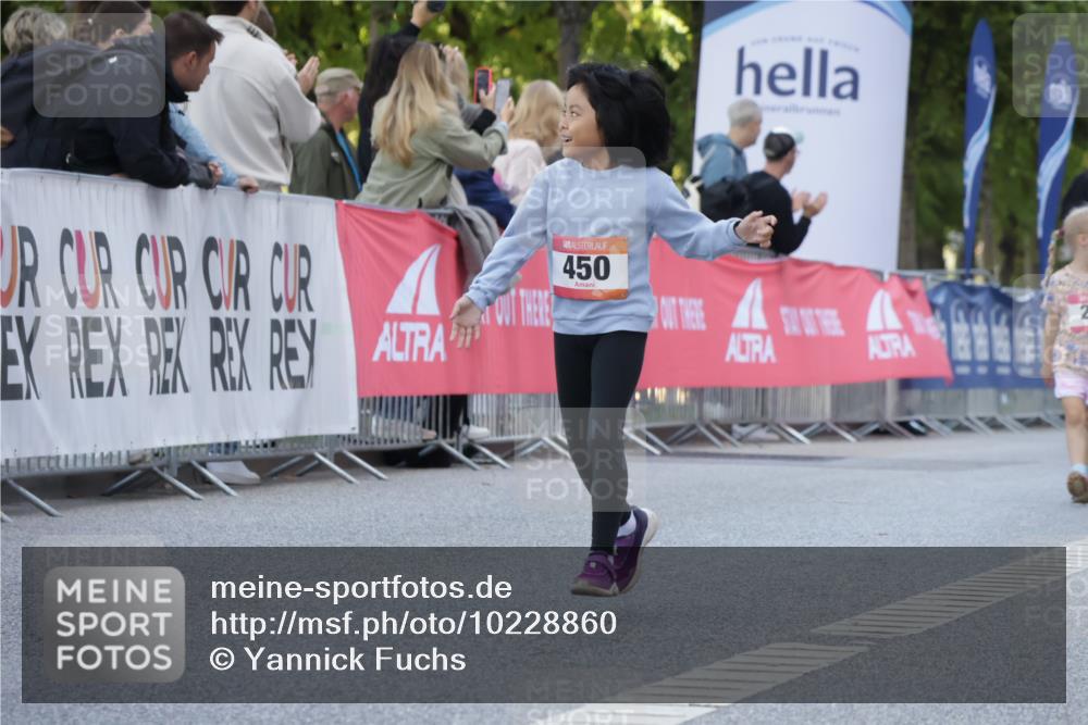 06.09.2026 - CURREX Alsterlauf Yannick Fuchs http://msf.ph/oto/10228860 06.09.2026 10:56:10 Ziel 152, 375, 450 meine-sportfotos.de