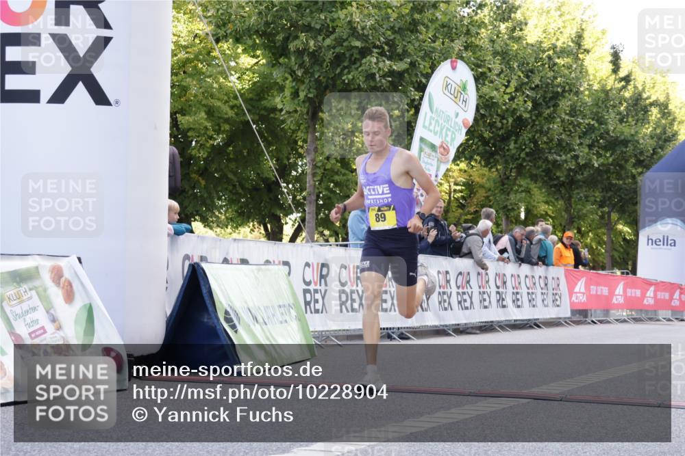 06.09.2026 - CURREX Alsterlauf Yannick Fuchs http://msf.ph/oto/10228904 06.09.2026 11:03:46 Ziel 89 meine-sportfotos.de