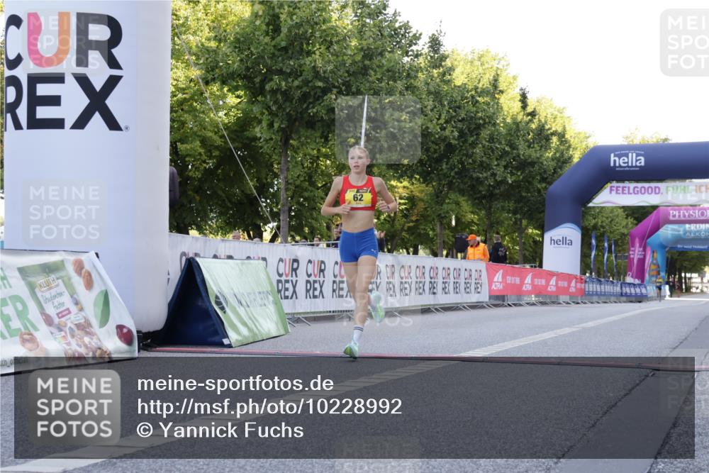 06.09.2026 - CURREX Alsterlauf Yannick Fuchs http://msf.ph/oto/10228992 06.09.2026 11:04:45 Ziel 62 meine-sportfotos.de