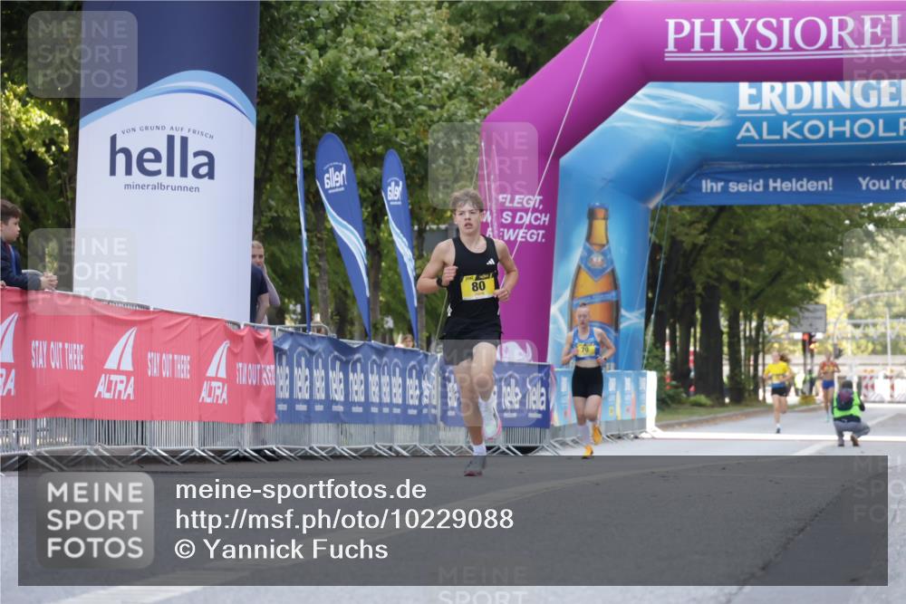 06.09.2026 - CURREX Alsterlauf Yannick Fuchs http://msf.ph/oto/10229088 06.09.2026 11:08:07 Ziel  meine-sportfotos.de