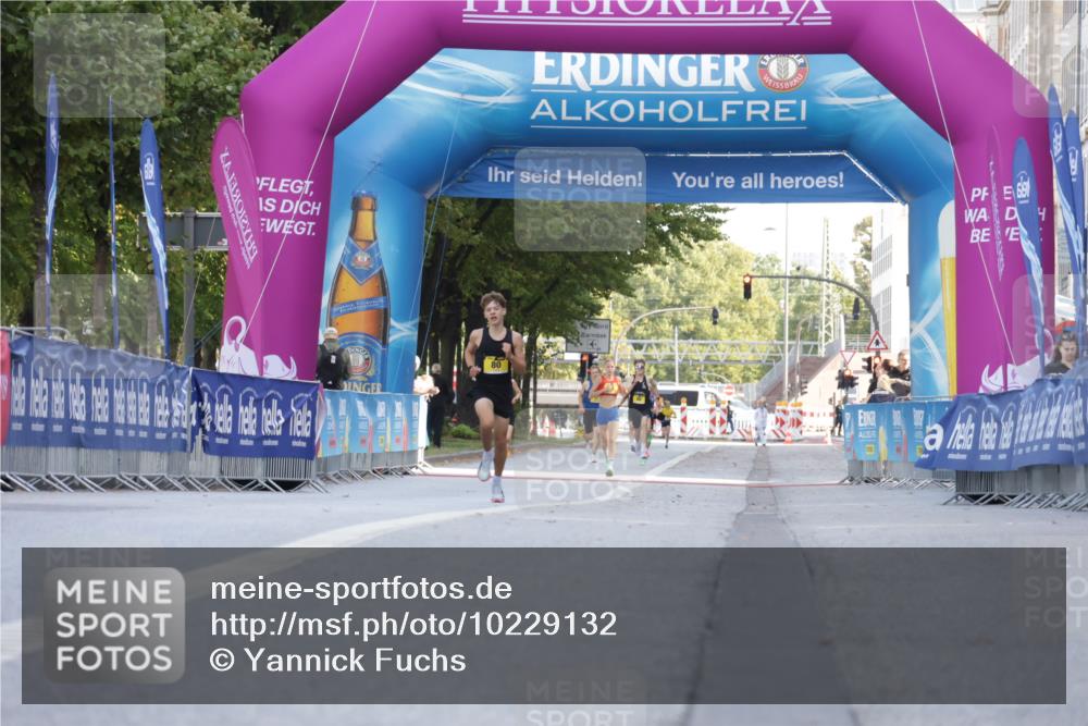 06.09.2026 - CURREX Alsterlauf Yannick Fuchs http://msf.ph/oto/10229132 06.09.2026 11:15:58 Ziel  meine-sportfotos.de