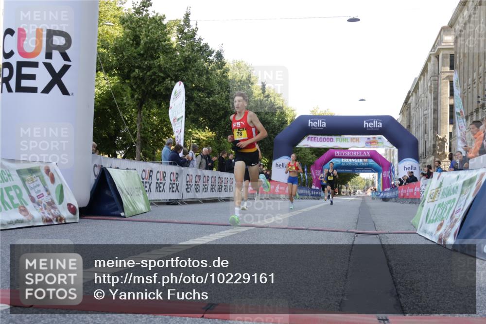 06.09.2026 - CURREX Alsterlauf Yannick Fuchs http://msf.ph/oto/10229161 06.09.2026 11:16:16 Ziel 62, 63, 71, 78, 80, 86, 87 meine-sportfotos.de