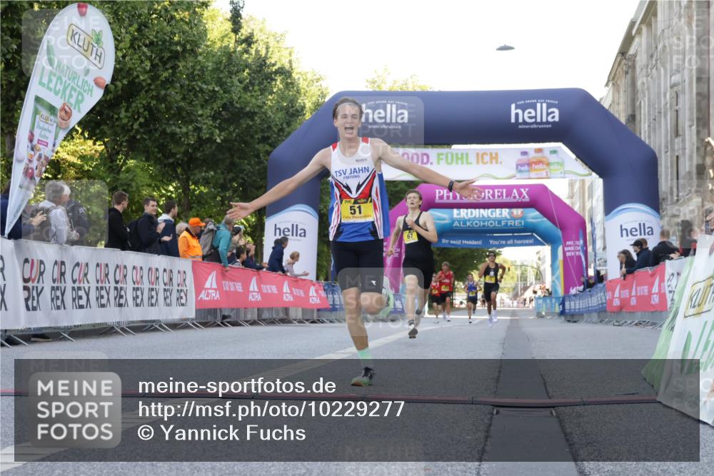 06.09.2026 - CURREX Alsterlauf Yannick Fuchs http://msf.ph/oto/10229277 06.09.2026 11:17:50 Ziel 51, 67, 68, 72 meine-sportfotos.de