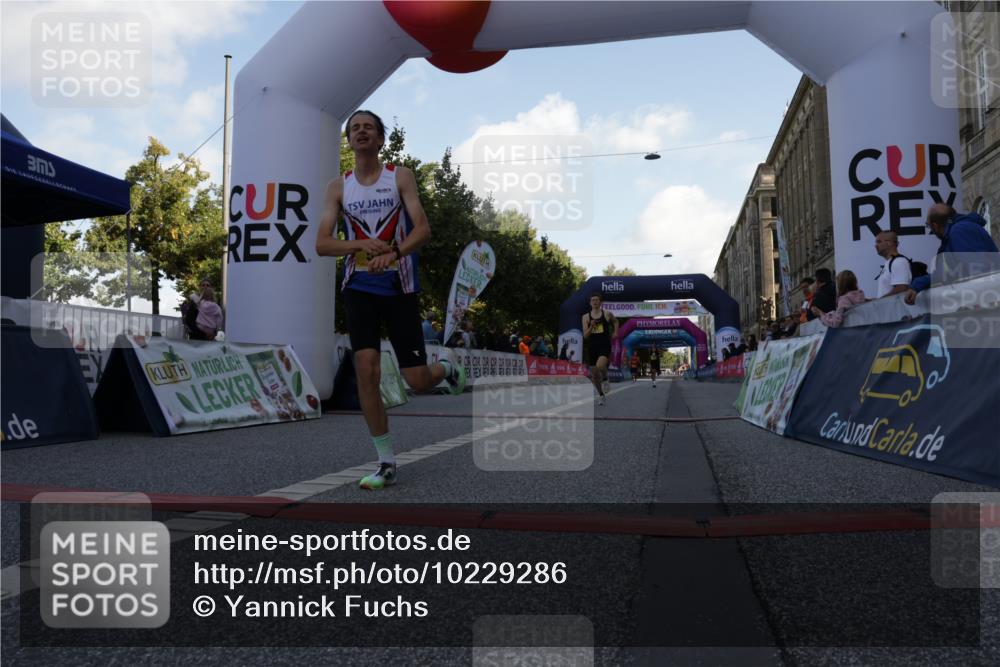06.09.2026 - CURREX Alsterlauf Yannick Fuchs http://msf.ph/oto/10229286 06.09.2026 11:17:51 Ziel 51, 67, 68, 72 meine-sportfotos.de