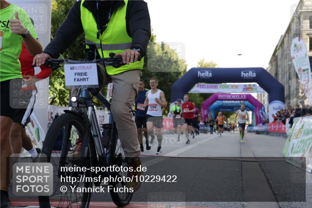 06.09.2026 - CURREX Alsterlauf Yannick Fuchs http://msf.ph/oto/10229422 06.09.2026 11:45:24 Ziel 1030, 1031, 1033, 1129, 1140, 1149, 1258, 1294, 1304, 1318, 1340, 4802, 8344 meine-sportfotos.de