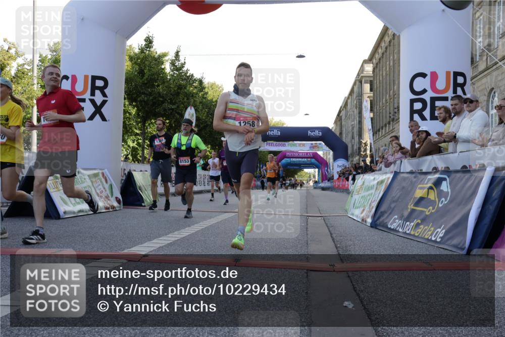 06.09.2026 - CURREX Alsterlauf Yannick Fuchs http://msf.ph/oto/10229434 06.09.2026 11:45:28 Ziel 1030, 1033, 1129, 1140, 1149, 1216, 1258, 1294, 1295, 1304, 1340, 8136, 8344 meine-sportfotos.de