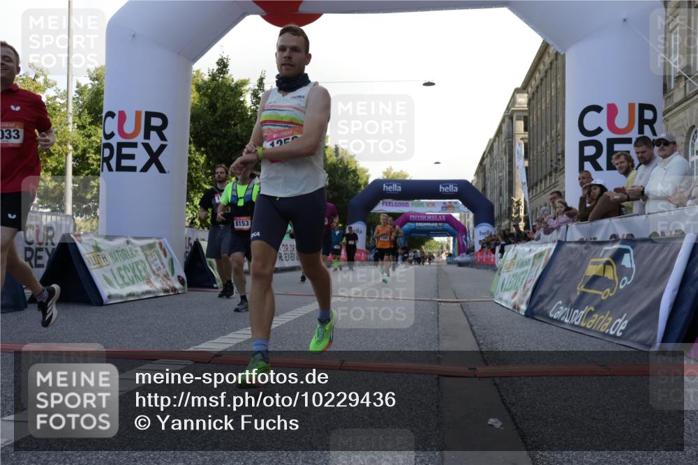 06.09.2026 - CURREX Alsterlauf Yannick Fuchs http://msf.ph/oto/10229436 06.09.2026 11:45:28 Ziel 1030, 1033, 1129, 1140, 1149, 1216, 1258, 1294, 1295, 1304, 1340, 8136, 8344 meine-sportfotos.de