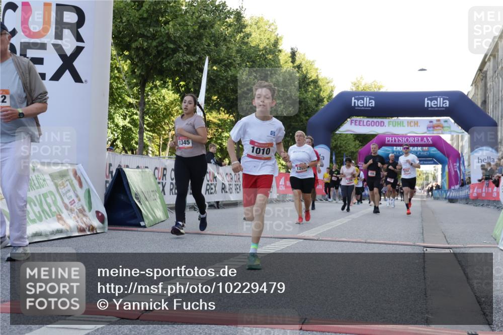 06.09.2026 - CURREX Alsterlauf Yannick Fuchs http://msf.ph/oto/10229479 06.09.2026 11:45:58 Ziel 1010, 1056, 1102, 1122, 1150, 1209, 1257, 1345, 1346, 3755, 8285, 8291 meine-sportfotos.de