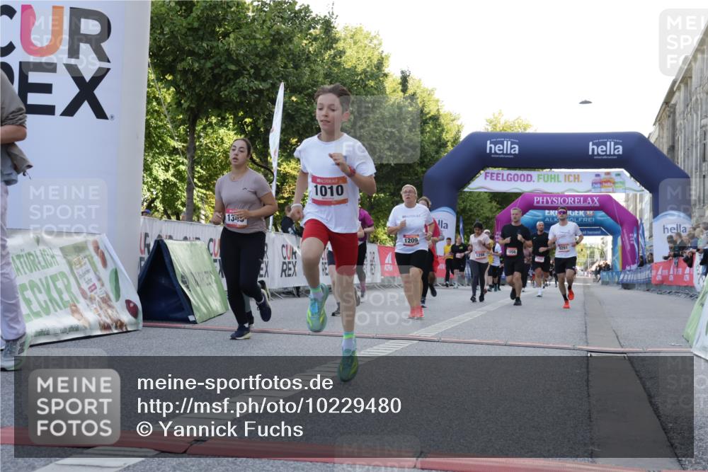 06.09.2026 - CURREX Alsterlauf Yannick Fuchs http://msf.ph/oto/10229480 06.09.2026 11:45:58 Ziel 1010, 1056, 1102, 1122, 1150, 1209, 1257, 1345, 1346, 3755, 8285, 8291 meine-sportfotos.de