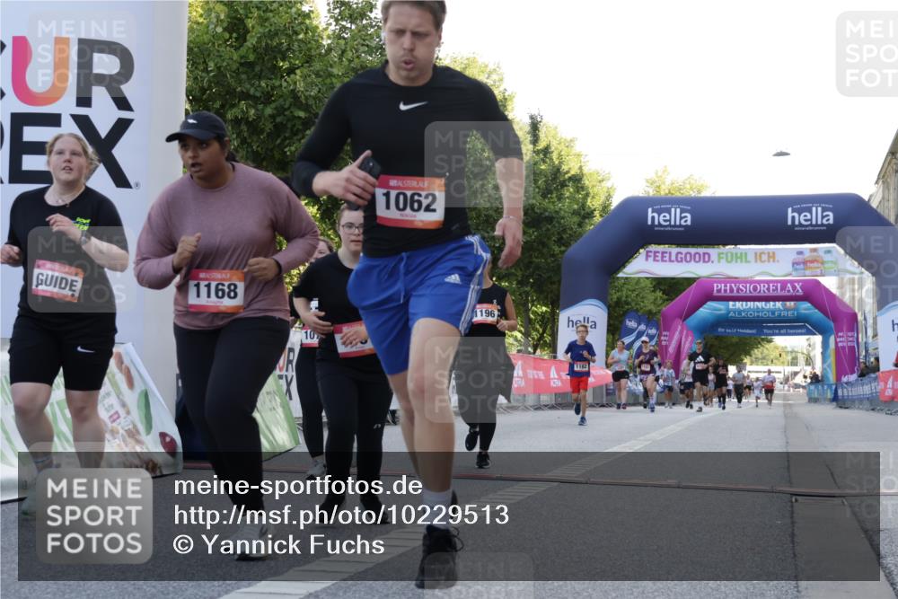 06.09.2026 - CURREX Alsterlauf Yannick Fuchs http://msf.ph/oto/10229513 06.09.2026 11:46:12 Ziel 1032, 1062, 1071, 1103, 1134, 1145, 1162, 1168, 1196, 1211, 1307, 8251, 8346 meine-sportfotos.de