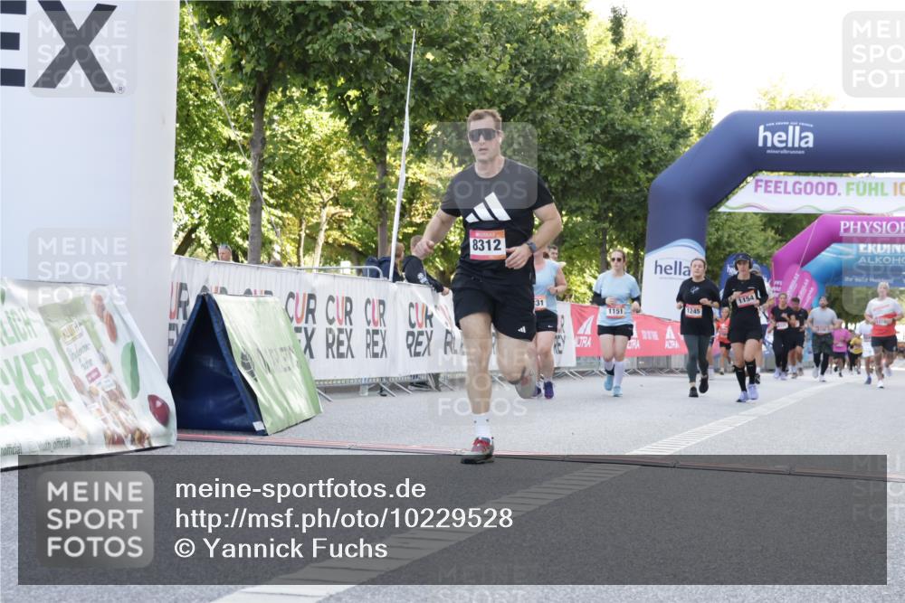 06.09.2026 - CURREX Alsterlauf Yannick Fuchs http://msf.ph/oto/10229528 06.09.2026 11:46:22 Ziel 1154, 1162, 1193, 1331, 8312 meine-sportfotos.de