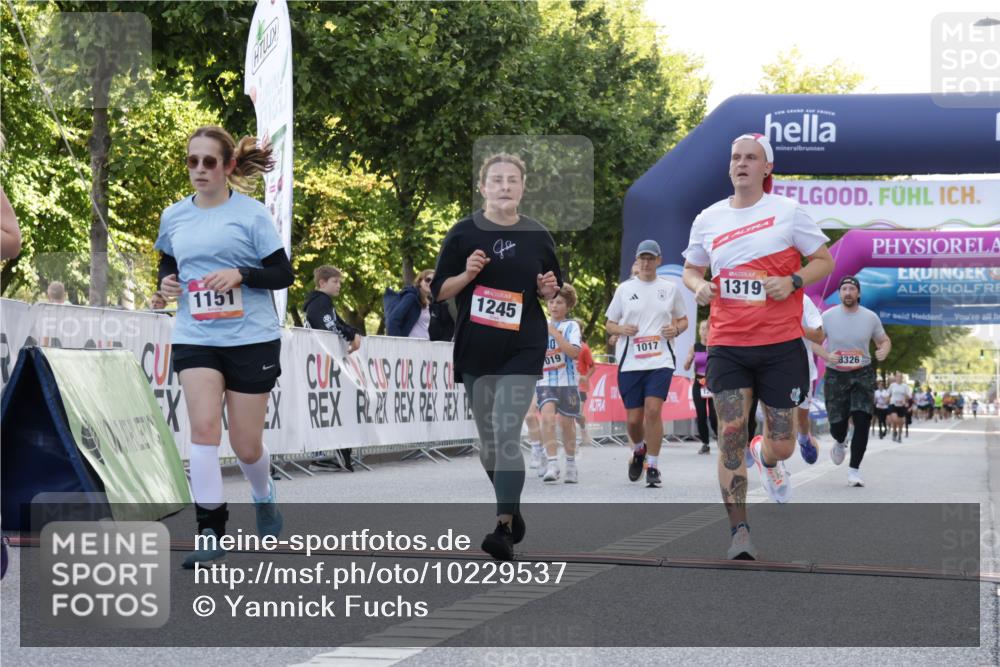 06.09.2026 - CURREX Alsterlauf Yannick Fuchs http://msf.ph/oto/10229537 06.09.2026 11:46:28 Ziel 1017, 1019, 1151, 1154, 1186, 1193, 1245, 1303, 1319, 1331, 8247, 8312, 8325, 8326 meine-sportfotos.de