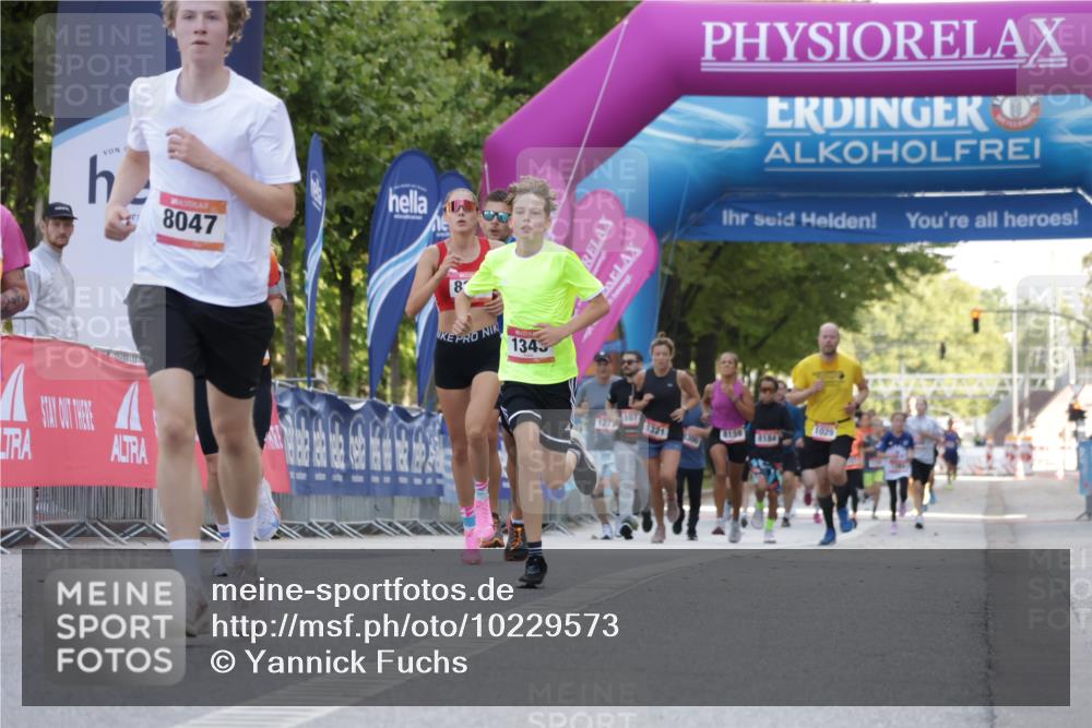 06.09.2026 - CURREX Alsterlauf Yannick Fuchs http://msf.ph/oto/10229573 06.09.2026 11:47:02 Ziel 1001, 1046, 1109, 1110, 1173, 8047, 8208 meine-sportfotos.de