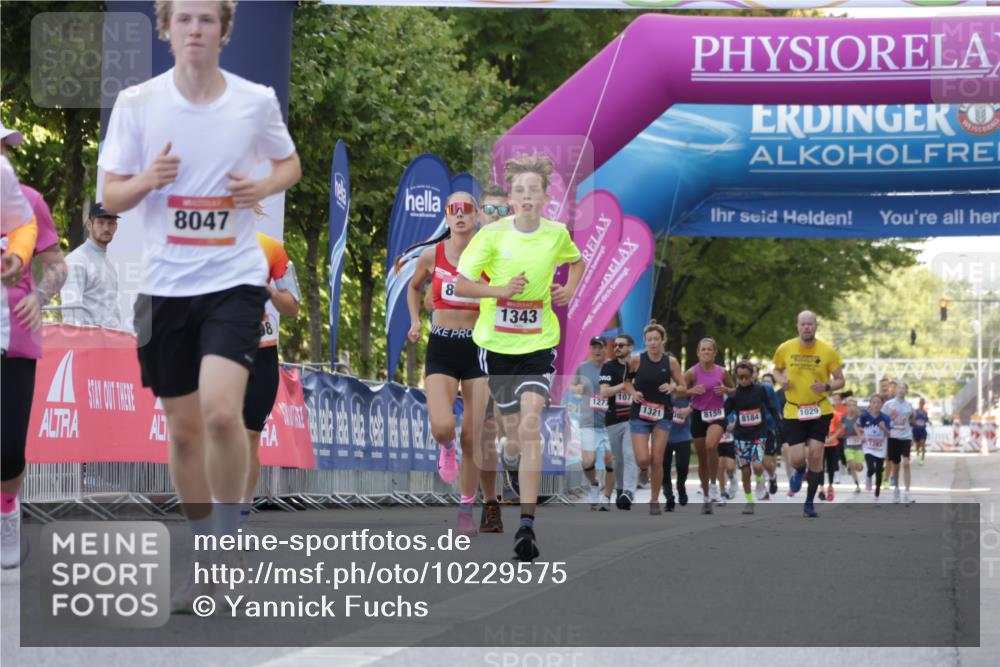 06.09.2026 - CURREX Alsterlauf Yannick Fuchs http://msf.ph/oto/10229575 06.09.2026 11:47:03 Ziel 1001, 1046, 1109, 1110, 1173, 1343, 8047, 8208 meine-sportfotos.de