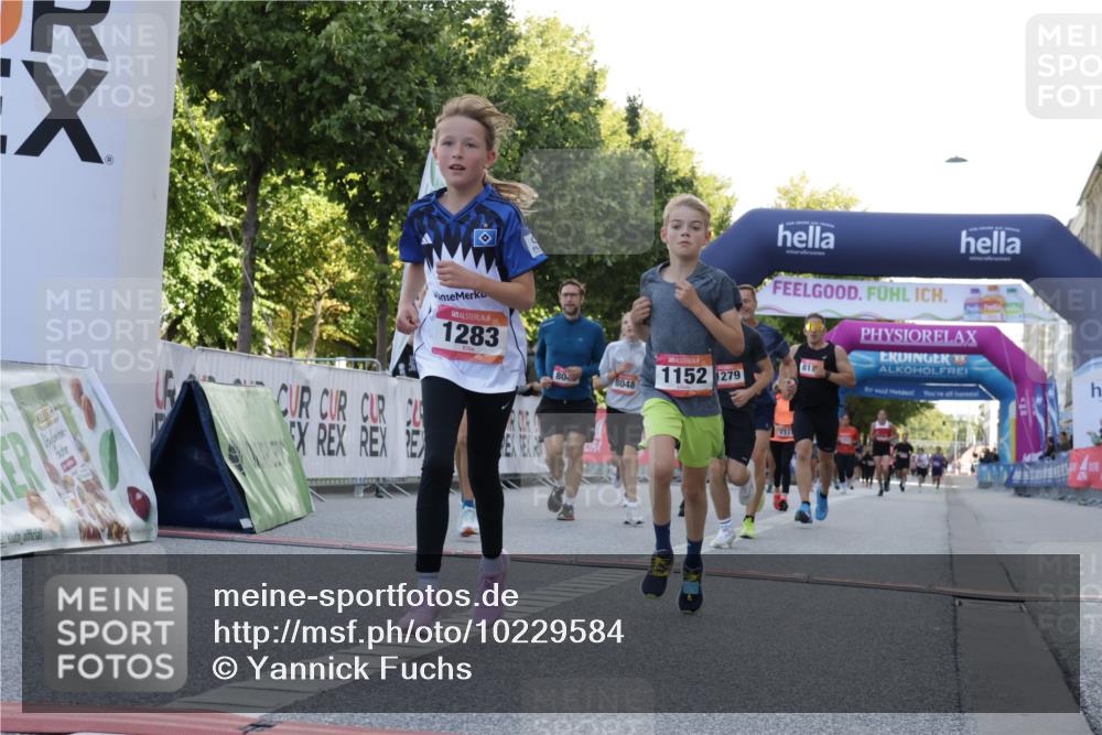 06.09.2026 - CURREX Alsterlauf Yannick Fuchs http://msf.ph/oto/10229584 06.09.2026 11:47:27 Ziel 1081, 1111, 1123, 1130, 1152, 1202, 1226, 1279, 1283, 1329, 8046, 8048, 8172, 8300, 8327 meine-sportfotos.de