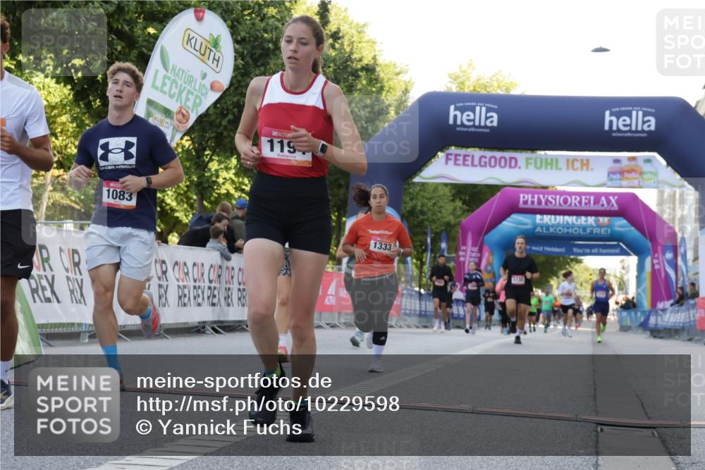 06.09.2026 - CURREX Alsterlauf Yannick Fuchs http://msf.ph/oto/10229598 06.09.2026 11:47:36 Ziel 1081, 1083, 1085, 1111, 1123, 1135, 1194, 1329, 1333, 8046, 8048, 8070, 8139, 8172, 8236 meine-sportfotos.de
