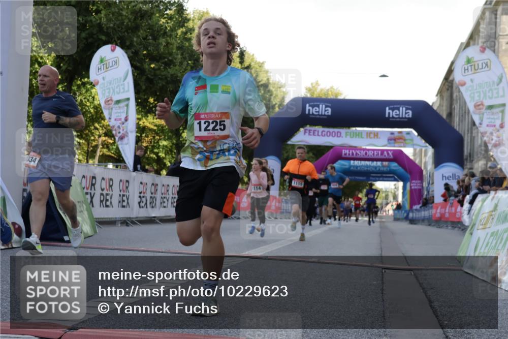 06.09.2026 - CURREX Alsterlauf Yannick Fuchs http://msf.ph/oto/10229623 06.09.2026 11:48:03 Ziel 1037, 1038, 1098, 1114, 1115, 1225, 1281, 1310, 1334, 8018 meine-sportfotos.de