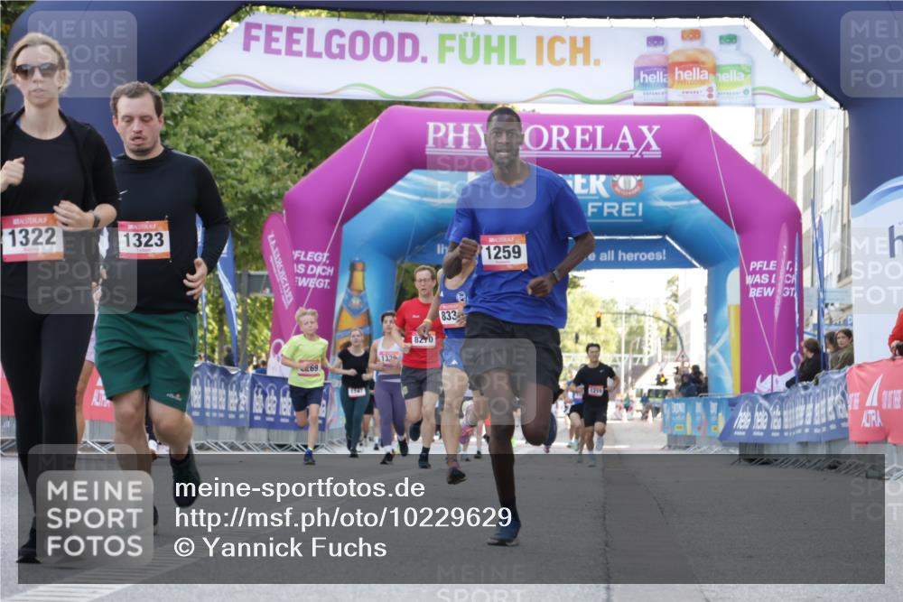 06.09.2026 - CURREX Alsterlauf Yannick Fuchs http://msf.ph/oto/10229629 06.09.2026 11:48:09 Ziel 1114, 1115, 1191, 1192, 1225, 1259, 1289, 1306, 1310, 1322, 1323, 1334, 8028, 8336 meine-sportfotos.de