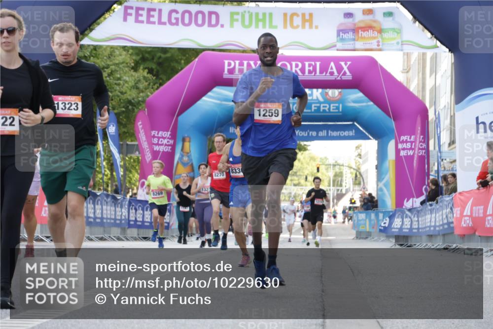 06.09.2026 - CURREX Alsterlauf Yannick Fuchs http://msf.ph/oto/10229630 06.09.2026 11:48:09 Ziel 1114, 1115, 1191, 1192, 1225, 1259, 1289, 1306, 1310, 1322, 1323, 1334, 8028, 8336 meine-sportfotos.de