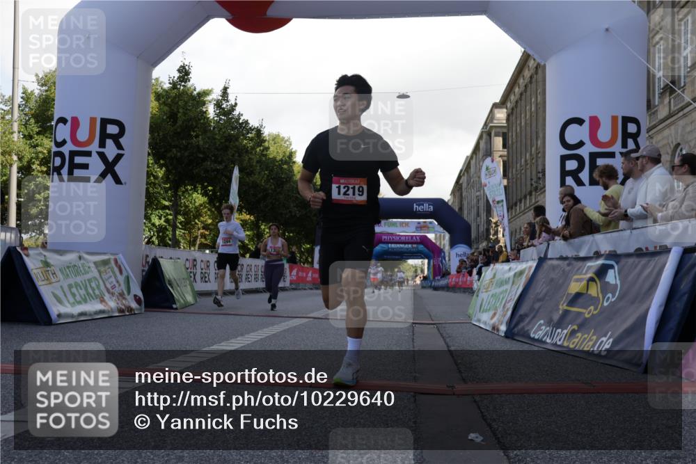 06.09.2026 - CURREX Alsterlauf Yannick Fuchs http://msf.ph/oto/10229640 06.09.2026 11:48:21 Ziel 1104, 1190, 1219, 1244, 1291, 1325, 1332, 8269, 8270 meine-sportfotos.de