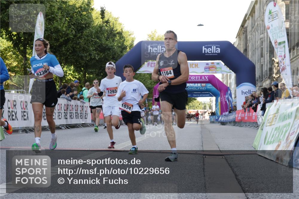 06.09.2026 - CURREX Alsterlauf Yannick Fuchs http://msf.ph/oto/10229656 06.09.2026 11:48:29 Ziel 1034, 1040, 1147, 1164, 1170, 1244, 1293, 1325, 8239, 8240 meine-sportfotos.de