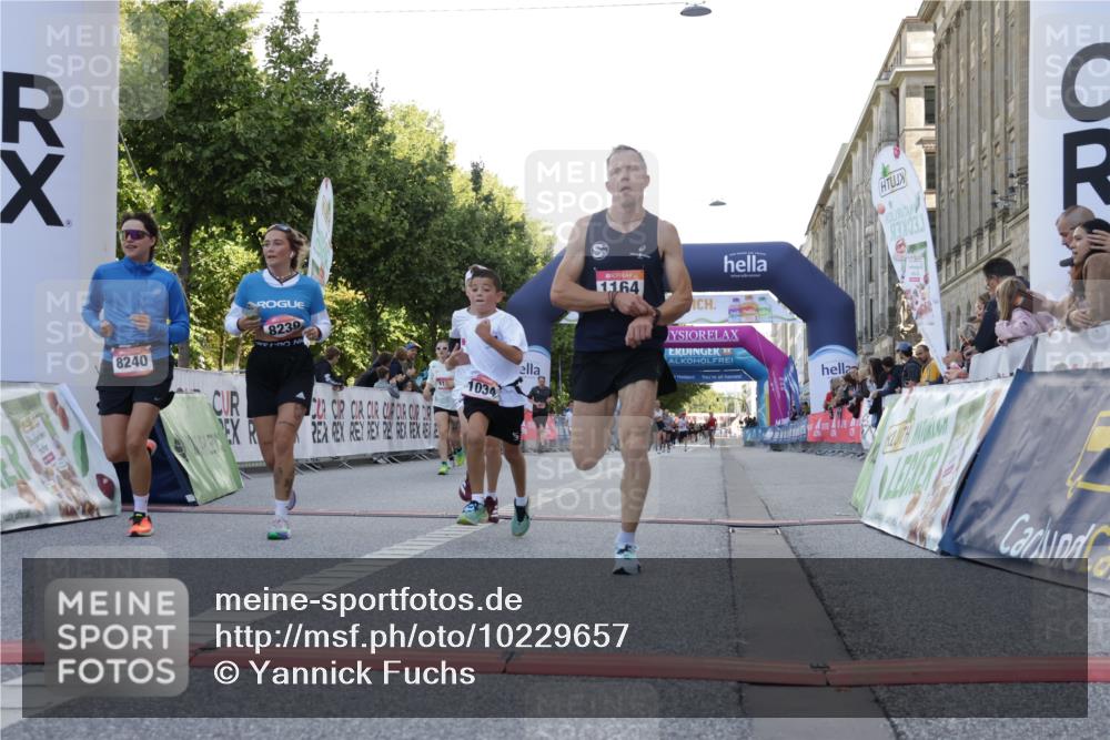 06.09.2026 - CURREX Alsterlauf Yannick Fuchs http://msf.ph/oto/10229657 06.09.2026 11:48:30 Ziel 1034, 1040, 1147, 1164, 1170, 1177, 1293, 8239, 8240 meine-sportfotos.de