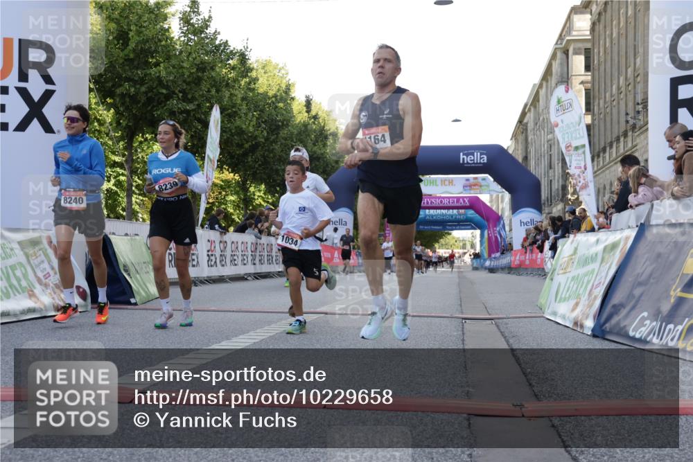 06.09.2026 - CURREX Alsterlauf Yannick Fuchs http://msf.ph/oto/10229658 06.09.2026 11:48:30 Ziel 1034, 1040, 1147, 1164, 1170, 1177, 1293, 8239, 8240 meine-sportfotos.de