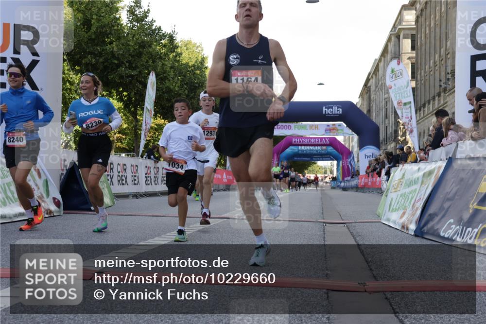 06.09.2026 - CURREX Alsterlauf Yannick Fuchs http://msf.ph/oto/10229660 06.09.2026 11:48:30 Ziel 1034, 1040, 1147, 1164, 1170, 1177, 1293, 8239, 8240 meine-sportfotos.de