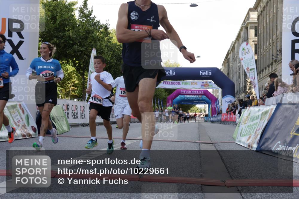 06.09.2026 - CURREX Alsterlauf Yannick Fuchs http://msf.ph/oto/10229661 06.09.2026 11:48:30 Ziel 1034, 1040, 1147, 1164, 1170, 1177, 1293, 8239, 8240 meine-sportfotos.de
