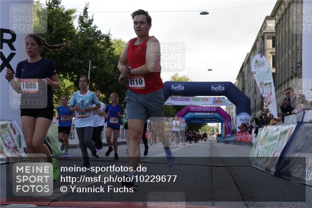 06.09.2026 - CURREX Alsterlauf Yannick Fuchs http://msf.ph/oto/10229677 06.09.2026 11:48:42 Ziel 1005, 1073, 1097, 1177, 1184, 1185, 1222, 1231, 1247, 1260, 1265, 1270, 1272, 1280, 1337, 8110, 8155 meine-sportfotos.de