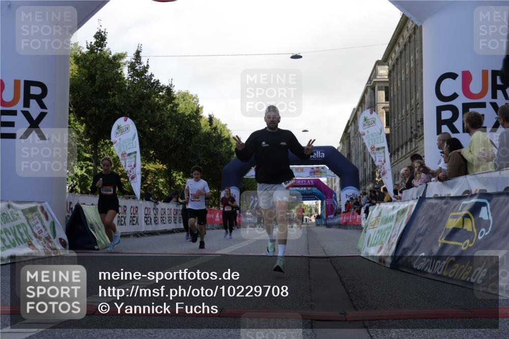 06.09.2026 - CURREX Alsterlauf Yannick Fuchs http://msf.ph/oto/10229708 06.09.2026 11:48:56 Ziel 1013, 1066, 1233, 1238, 1243, 1250, 1273, 1275, 1276, 1326, 1338, 8347 meine-sportfotos.de