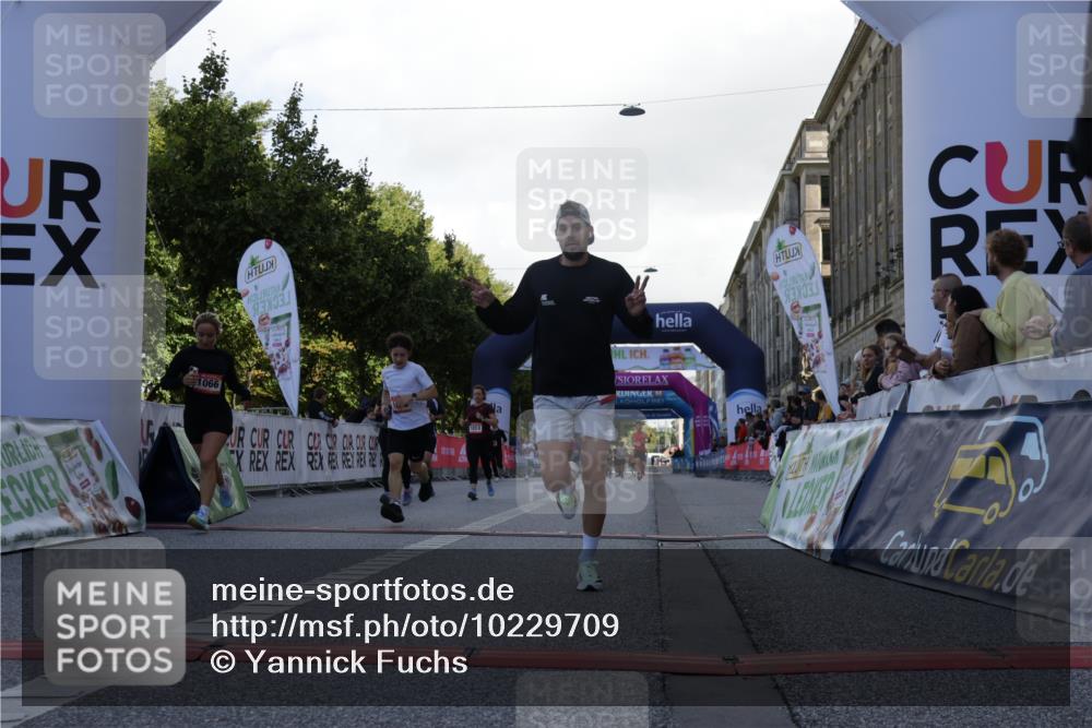 06.09.2026 - CURREX Alsterlauf Yannick Fuchs http://msf.ph/oto/10229709 06.09.2026 11:48:57 Ziel 1013, 1066, 1233, 1238, 1243, 1250, 1273, 1275, 1276, 1326, 1338, 8347 meine-sportfotos.de