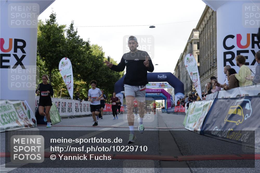 06.09.2026 - CURREX Alsterlauf Yannick Fuchs http://msf.ph/oto/10229710 06.09.2026 11:48:57 Ziel 1013, 1066, 1233, 1238, 1243, 1250, 1273, 1275, 1276, 1326, 1338, 8347 meine-sportfotos.de