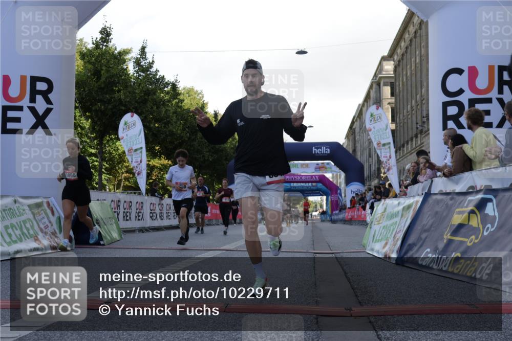 06.09.2026 - CURREX Alsterlauf Yannick Fuchs http://msf.ph/oto/10229711 06.09.2026 11:48:57 Ziel 1013, 1066, 1233, 1238, 1243, 1250, 1273, 1275, 1276, 1326, 1338, 8347 meine-sportfotos.de