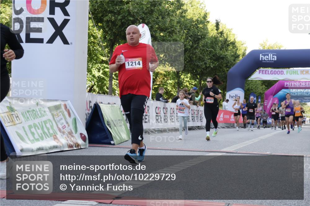06.09.2026 - CURREX Alsterlauf Yannick Fuchs http://msf.ph/oto/10229729 06.09.2026 11:49:06 Ziel 1013, 1057, 1119, 1142, 1214, 1243, 1273, 1295, 1318, 8042, 8103 meine-sportfotos.de