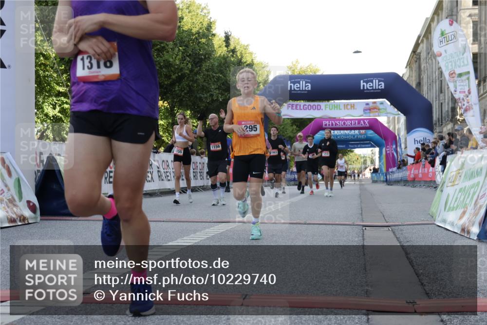 06.09.2026 - CURREX Alsterlauf Yannick Fuchs http://msf.ph/oto/10229740 06.09.2026 11:49:12 Ziel 1063, 1078, 1142, 1155, 1156, 1213, 1214, 1295, 1318, 8042, 8103, 8261 meine-sportfotos.de