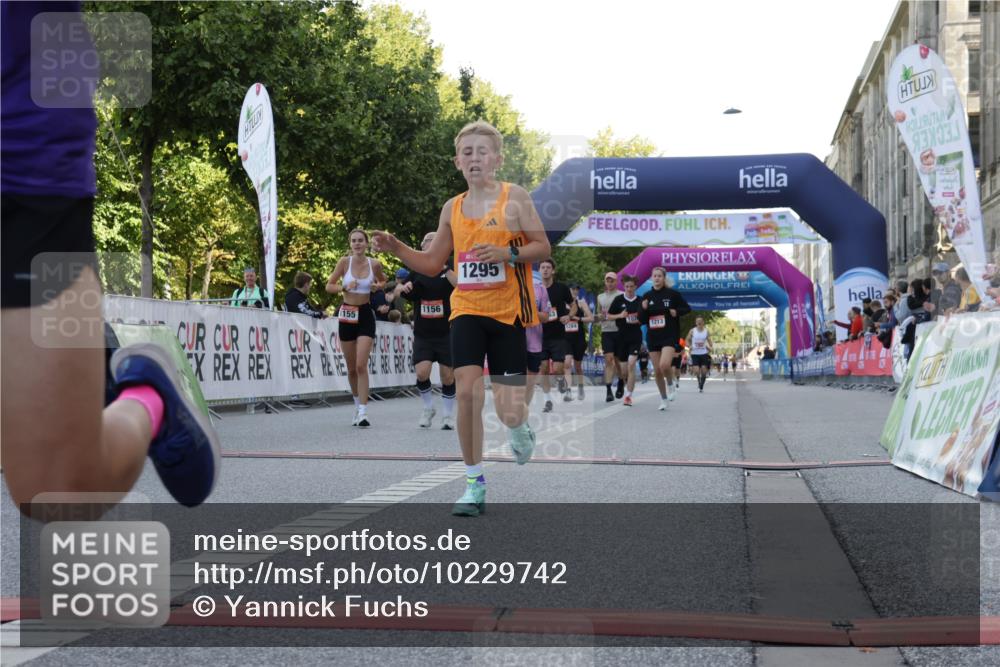 06.09.2026 - CURREX Alsterlauf Yannick Fuchs http://msf.ph/oto/10229742 06.09.2026 11:49:12 Ziel 1063, 1078, 1142, 1155, 1156, 1213, 1214, 1295, 1318, 8042, 8103, 8261 meine-sportfotos.de