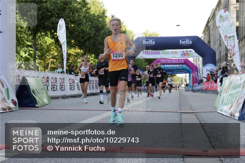 06.09.2026 - CURREX Alsterlauf Yannick Fuchs http://msf.ph/oto/10229743 06.09.2026 11:49:12 Ziel 1063, 1078, 1142, 1155, 1156, 1213, 1214, 1295, 1318, 8042, 8103, 8261 meine-sportfotos.de