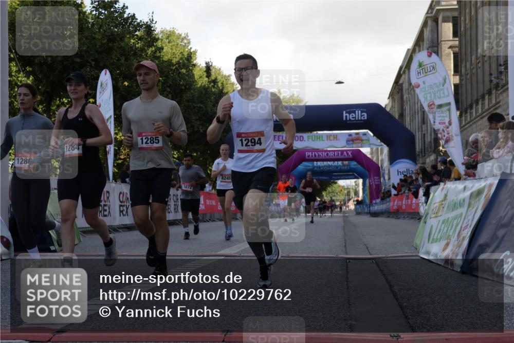 06.09.2026 - CURREX Alsterlauf Yannick Fuchs http://msf.ph/oto/10229762 06.09.2026 11:49:19 Ziel 1063, 1072, 1078, 1155, 1156, 1172, 1213, 1216, 1284, 1285, 1286, 1288, 1294, 8245, 8261 meine-sportfotos.de