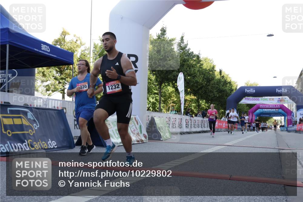 06.09.2026 - CURREX Alsterlauf Yannick Fuchs http://msf.ph/oto/10229802 06.09.2026 11:49:35 Ziel 1232, 1249, 1312, 1320, 1328, 8185, 8267 meine-sportfotos.de