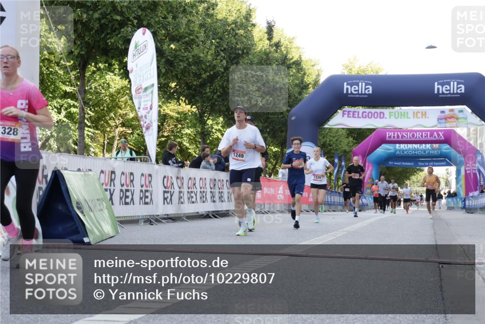 06.09.2026 - CURREX Alsterlauf Yannick Fuchs http://msf.ph/oto/10229807 06.09.2026 11:49:38 Ziel 1232, 1249, 1251, 1320, 1328, 1339, 8185, 8267 meine-sportfotos.de
