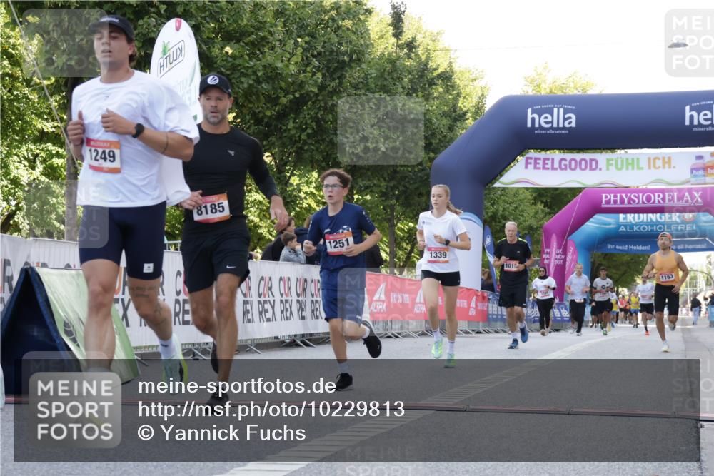 06.09.2026 - CURREX Alsterlauf Yannick Fuchs http://msf.ph/oto/10229813 06.09.2026 11:49:40 Ziel 1012, 1163, 1232, 1249, 1251, 1320, 1328, 1339, 8185 meine-sportfotos.de