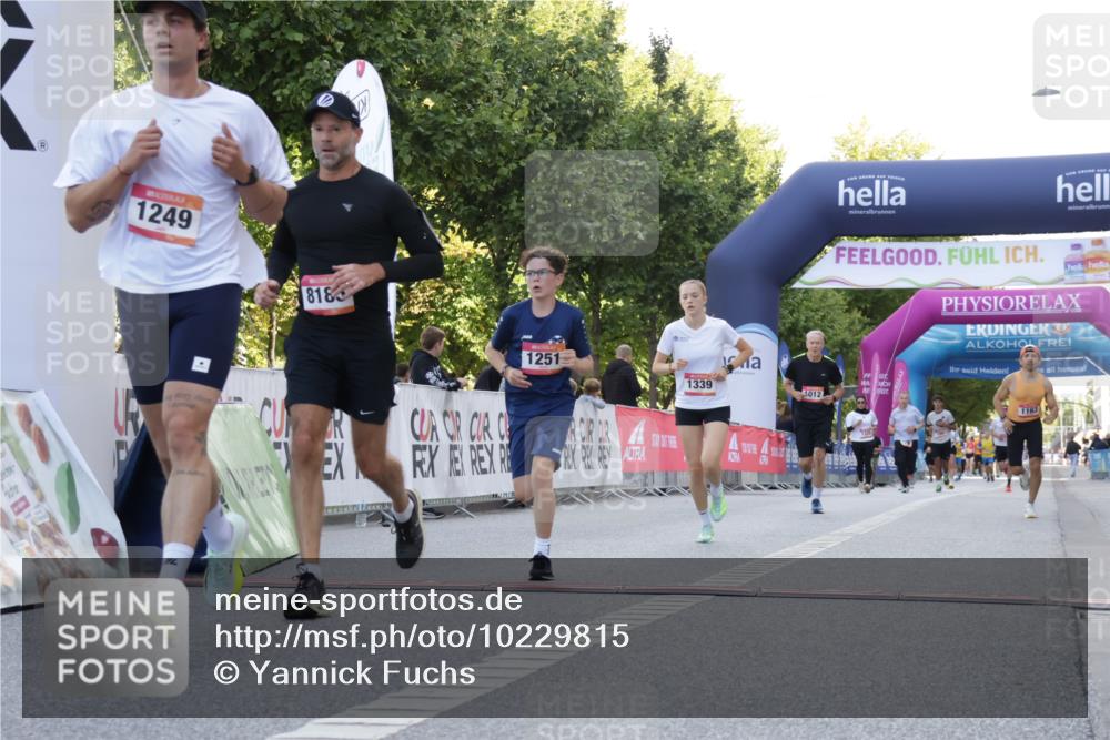 06.09.2026 - CURREX Alsterlauf Yannick Fuchs http://msf.ph/oto/10229815 06.09.2026 11:49:40 Ziel 1012, 1163, 1232, 1249, 1251, 1320, 1328, 1339, 8185 meine-sportfotos.de